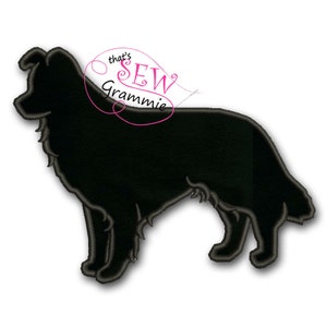 Peut inclure: Silhouette noire d'un chien Border Collie debout, la tête tournée vers la gauche. La silhouette est soulignée d'un fil gris foncé. Le texte "that's sew gramme" est en fil rose et se trouve au-dessus de la tête du chien.