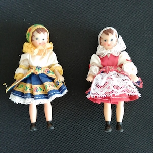 Dos pequeñas muñecas de goma vintage con traje nacional, muñeca de colección