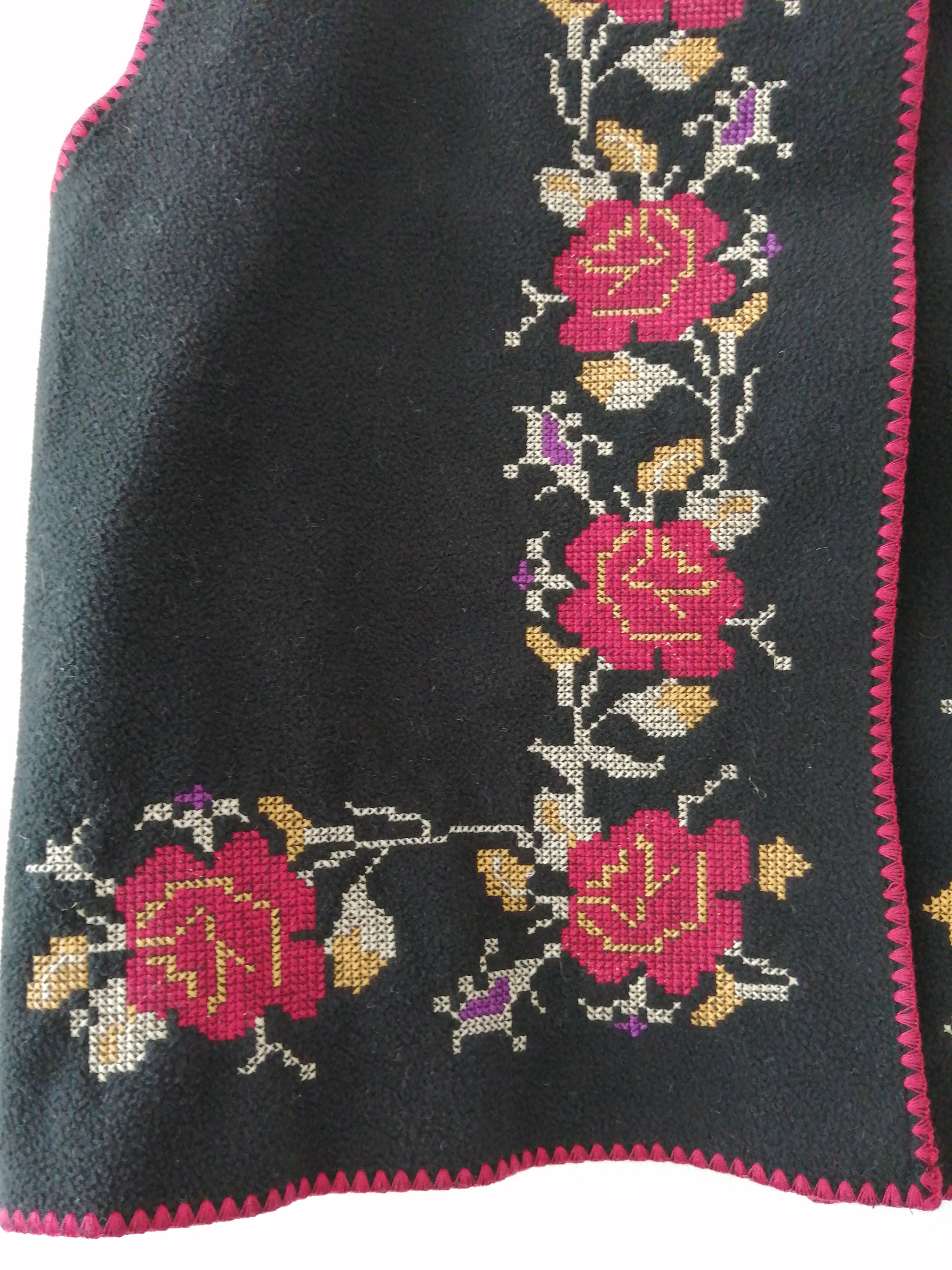 ハンガリー刺繍ベスト ハンガリー製 カロチャ、マチョー刺繍 ベスト - メルカリ