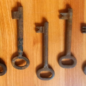 Vintage ijzeren metalen skelet roestige sleutel, sleutels huisbenodigdheden, rustiek decor, deurslot hangslot