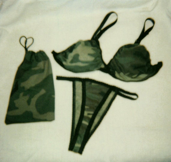 Woodland green camo woman elastic trim bra thong gift bag set