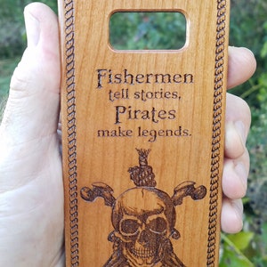 Custodia per telefono pirata incisa al laser, custodia per iPhone, custodia per Samsung Galaxy, custodia per telefono in legno, arte pirata, regalo nautico
