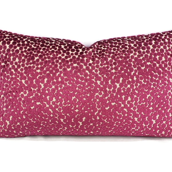 Kravet Couture Polka Dot Peluche dans la couleur Plum Lumbar Pillow Cover - 10 » x 20 »