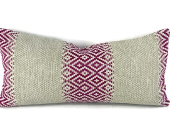 Funda de cojín lumbar Osborne and Little HAMMOCK en color magenta - 23 x 51 cm (9" x 20") Funda de cojín de exterior tejida geométrica en gris y magenta