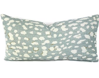 Funda de almohada Jan Showers Kravet Lynx Dot: Estampado animal azul claro para la zona lumbar