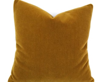 S. Harris Ankara Mohair Velvet in de kleur Amber Pillow Cover -Goudbruin Mohair Velvet Pillow Cover