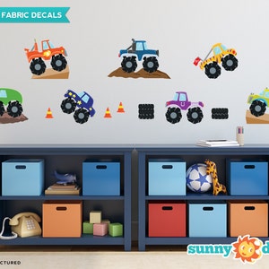 Monster Trucks Tessuto Wall Decalcomanie, Set di 7 Monster Truck con rampa, pneumatici, coni, sporcizia e altro ancora, disponibile in 3 dimensioni