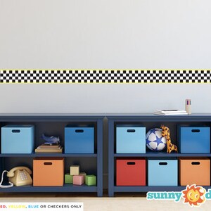 Peut inclure: Une bordure murale autocollante &agrave; carreaux noirs et blancs avec un contour jaune. La bordure est plac&eacute;e au-dessus d'une &eacute;tag&egrave;re bleue avec divers bacs de rangement et un ballon de football. Le texte "sunny decals" est visible dans le coin inf&eacute;rieur droit de l'image.
