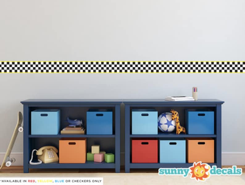 Peut inclure: Une bordure murale autocollante &agrave; carreaux noirs et blancs avec un contour jaune. La bordure est plac&eacute;e au-dessus d'une &eacute;tag&egrave;re bleue avec divers bacs de rangement et un ballon de football. Le texte "sunny decals" est visible dans le coin inf&eacute;rieur droit de l'image.