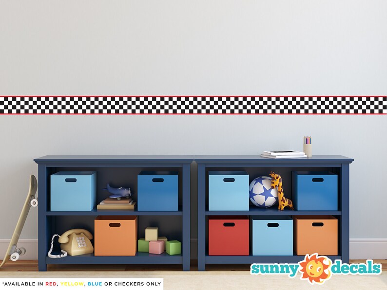 Peut inclure: Bordure murale en vinyle &agrave; carreaux noirs et blancs avec une bordure rouge. La bordure est plac&eacute;e au-dessus de deux &eacute;tag&egrave;res bleues avec des bacs de rangement et des jouets color&eacute;s. Le texte "sunny decals" est visible dans le coin inf&eacute;rieur droit de l'image.