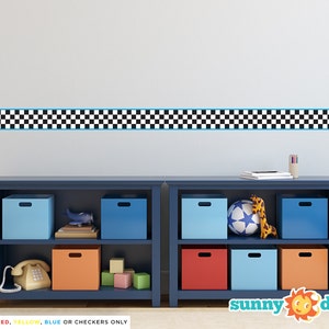 Peut inclure: Bordure murale en forme de damier noir et blanc avec un contour bleu. La d&eacute;calcomanie est repr&eacute;sent&eacute;e au-dessus de deux &eacute;tag&egrave;res bleues avec des bacs de rangement color&eacute;s et un ballon de football.