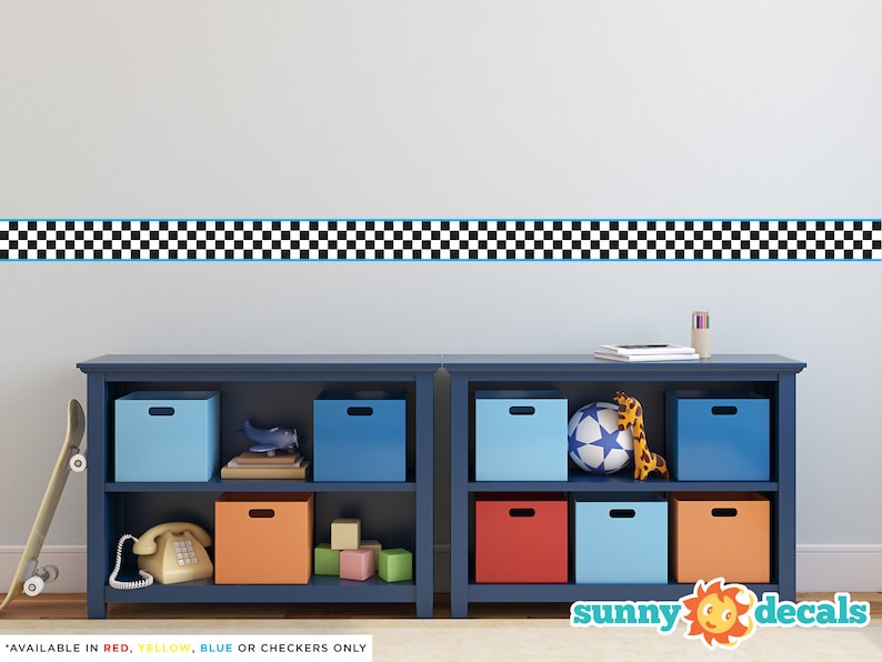 Peut inclure: Bordure murale en forme de damier noir et blanc avec un contour bleu. La d&eacute;calcomanie est repr&eacute;sent&eacute;e au-dessus de deux &eacute;tag&egrave;res bleues avec des bacs de rangement color&eacute;s et un ballon de football.