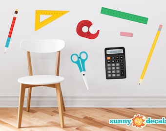 Op de afbeelding: Een set kleurrijke schoolbenodigdheden stickers, waaronder een rood potlood, een blauwe pen, een gele geodriehoek, een groene liniaal, een rode tape dispenser, een roze gum, een blauwe schaar, een zwarte rekenmachine met de cijfers 1234567890 op het display en een geel potlood. De stickers zijn op een witte muur met een witte stoel op de voorgrond.