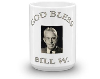 Könnte beinhalten: Weiße Keramiktasse mit dem Text "GOD BLESS BILL W." in grauer Schrift. Ein Schwarzweißfoto eines Mannes befindet sich in der Mitte der Tasse.