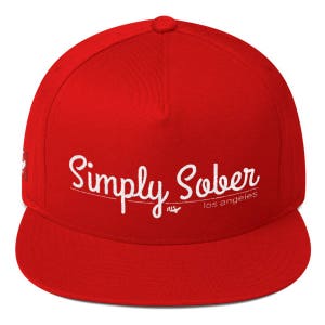 Peut inclure: Casquette de baseball rouge et blanche avec le texte "Simply Sober Los Angeles" en écriture cursive blanche.