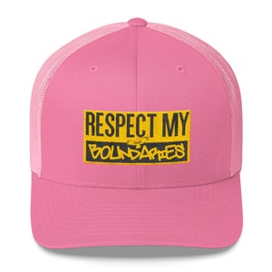 Respect My Boundaries Trucker Cap Hut- Rosa - Schwarz - Weiß - Doing It Sober- Erholung Hüte Accessoires Sober Hüte Sobriety Clothing 12 Step