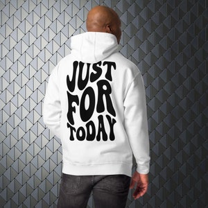 Può includere: Felpa con cappuccio bianca con il testo "JUST FOR TODAY" in lettere stilizzate nere sul retro.