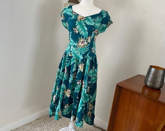 Vintage 1980s Royal Creations Made in Hawaii Midi Tropical Palm and Hibiscus Fitted Dress Size Medium