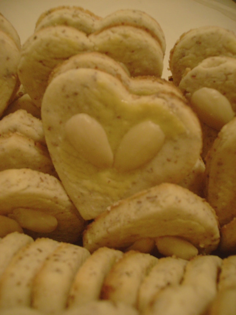 Once your cookies have chilled, spread 1 tablespoon of jelly on the center of each cookie. Austrian Jelly Cookies - Austrian Jelly Cookies - Linzer Christmas Cookies / Either ...