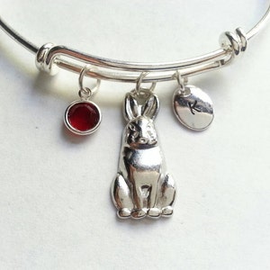 Gepersonaliseerde zilveren Bunny Rabbit Armband, Verstelbare Bangle, Swarovski Birthstone Crystal, Handstamped Initial