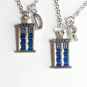 Collane dell&#39;amicizia personalizzate ispirate a Dr. Who, Blue Tardis Police Box, Iniziali, Amanti