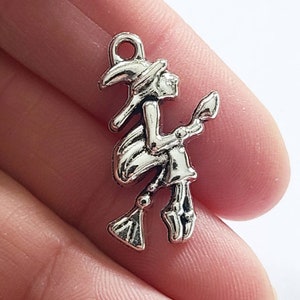 Charmes de sorcière, Charme de sorcière d’argent antique sur un balai, Charme de conte de fées, Charme de sorcier, Charme d’Halloween, 24x13mm, Charmes en vrac