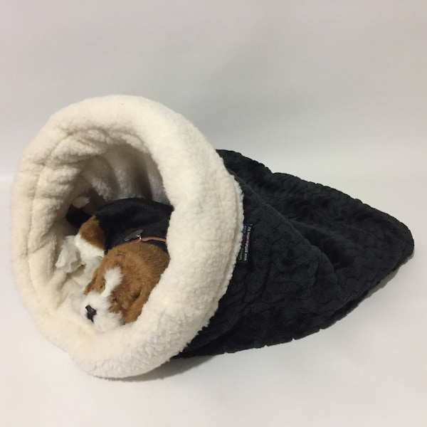 Snuggle Den, noir, fausse fourrure, peluche noire, lit pour animal de compagnie, sac de couchage, repaire, lit terrier. Sac de couchage pour chien, sacs câlin, lits troglodytes