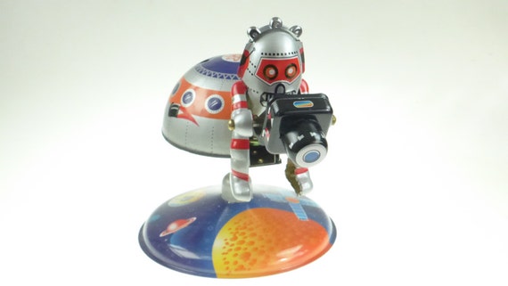 2 ASTRONAUT SPACE TOYS CLOCKWORK TIN TOYS RED & BLUE SPACEMEN COLLECTABLE 13cm 