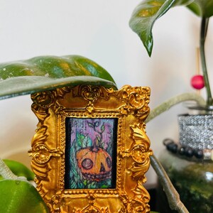 Guldinramad pumpafält fönsterhängande häxig häxdekor cottagecore goblincore goth konst