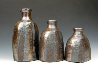 Rustikales Flaschen-Set - Skulptur Ton - Shino Glasur - 20 x 10 x 3 cm