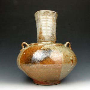 Rolig, munter flaska - "Trattkruka" - Guldglans Shino - Vas - 25 x 20 x 20 cm - Goneaway Pottery - (V7312)