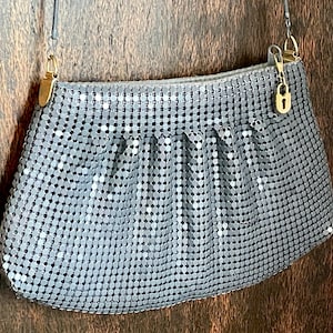 Bolso bandolera o de mano de malla gris vintage de los años 80 con correa de cadena de serpiente de metal gris, bolso holgado con cremallera para fiestas, bodas, discotecas, fabricado en Hong Kong