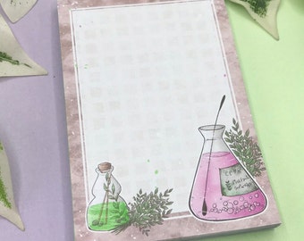 Könnte beinhalten: Ein hellbraunes Notizbuch mit weißem Hintergrund und einer Illustration einer rosa und grünen Zaubertrankflasche. Das Notizbuch hat einen braunen Rand und eine hellbraune gesprenkelte Textur. Die Zaubertrankflasche hat ein Etikett mit der Aufschrift "COBRA  Fungal  Solution".