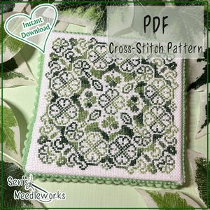 Könnte beinhalten: Ein quadratisches Kreuzstichmuster mit einem floralen Design in Grün- und Weißtönen. Das Muster ist mit einer grünen, gewellten Bordüre eingefasst. Der Text "PDF Cross-Stitch Pattern", "Instant Download" und der Shop-Name sind abgebildet.