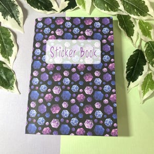 Libro de pegatinas reutilizable en blanco A5, libro de pegatinas de dados D20 hecho a mano con 40 páginas para guardar y coleccionar tus pegatinas favoritas.