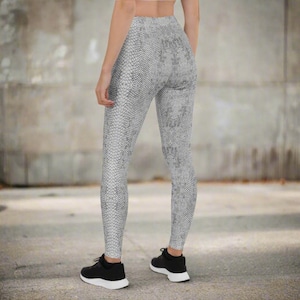 Gray Animal Print Leggings, Snakeskin Patterned Athletic Pants, Long Yoga Leggings, Women&#39;s High Waist Leggings, Full Length Spandex Tights