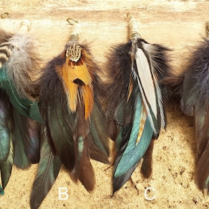 レザーフェザーキーホルダー、クールなターコイズボヘミアントライバルアクセサリー、ボヘミアンキーホルダー、クリスマスギフト