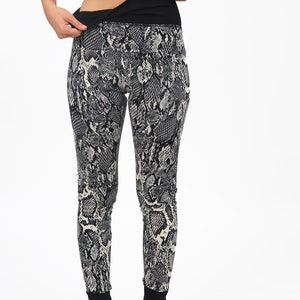 Inga Leggings - Black snake Art Print