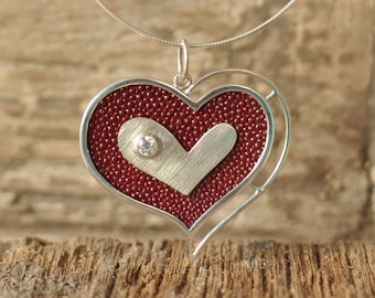 HERZ Kettenanhänger, Valentine, LOVELY HEART, Sterling Silber bordeaux Rochenleder, Geschenk für Sie, Design Schmuck, handgefertigt