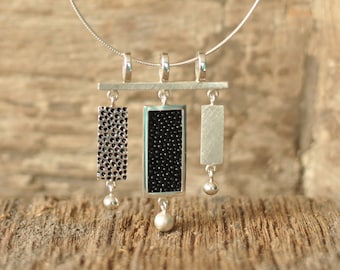 Kettenanhänger HANGING TRIO DESIGN, schwarzes Rochenleder, Sterling Silber, gehämmert, gebürstet, Exotik Schmuck, handgefertigt