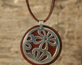 Leather pendant with silver flower daisy, round, suede chain, adjustable leather chain, gift for her, handmade sterling silver flower