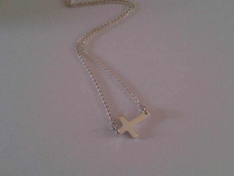 Sideway cross necklace 925-Silber Kreuz Kette seitwärts Kreuz asymetrische Kreuzkette Geschenk für Sie Handgefertigt Bild 5