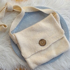 Gestrickte Schultertasche mit natürlichem Holzknopf, Boho Stil Stricktasche handgestrickte Umhängetasche wollweiß Crossbody Damen Tasche
