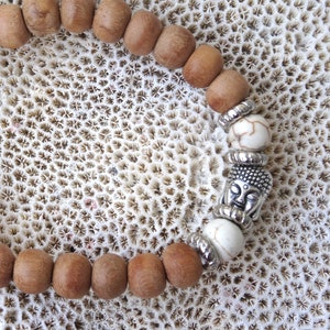 Sandelholz Duft Armband Buddha Kopf Metall Perle silberfarben Festival Schmuck Boho Schmuck Holz Perlen Armkette elastisch unisex Armband Bild 1