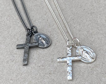 Pendentif croix martelée de petite taille en argent massif oxydé ou poli et médaille de la Vierge Marie sur une chaîne gourmette serrée de 1,8 mm de large