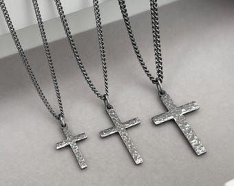 Oxidiertes gebürstetes Sterlingsilber gehämmert kleines, Standard oder mittleres Kreuz Anhänger Panzerkettenhalskette