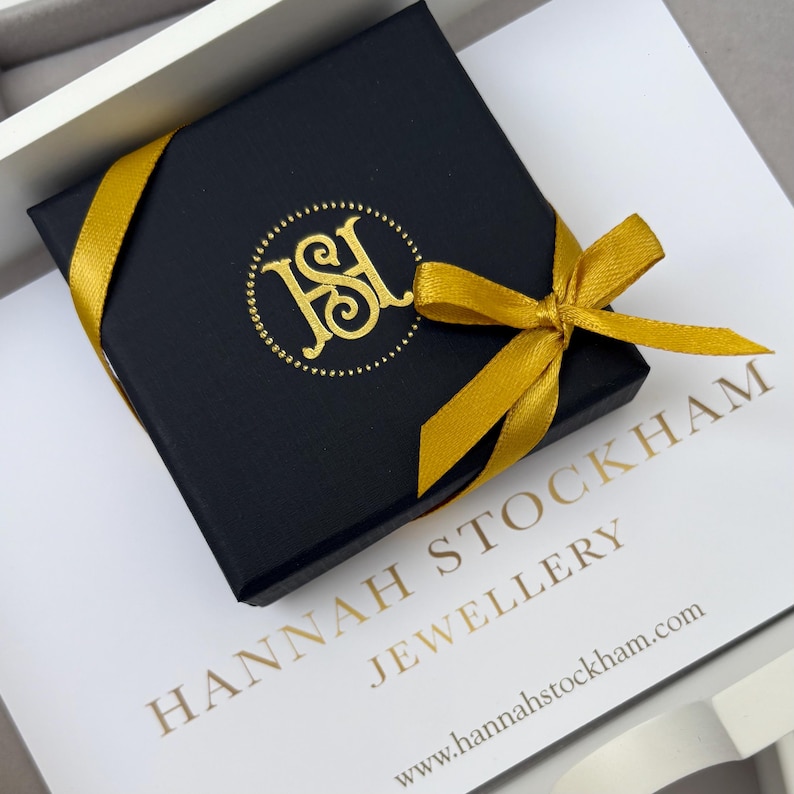 Handgefertigter 9 Karat Gelb-, Rosé- oder Weißgold 10 mm Anhänger und Kette - Personalisiert mit einer fettgedruckten Initiale Bild 7
