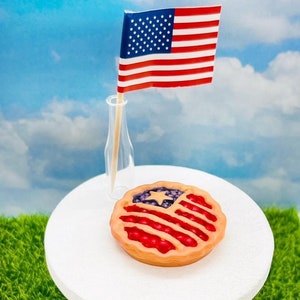 Torta di mele per casa delle bambole in scala 1:6, torta da dessert con bandiera americana, bandiera in miniatura, cibo finto