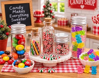 Könnte beinhalten: Eine Sammlung von Miniatur-Gläsern und weißen Schalen gefüllt mit bunten Süßigkeiten, darunter schokolierte Bonbons mit dem Buchstaben m, rot-grüne Pfefferminz-Wirbel und durchsichtige Gummibärchen, arrangiert auf einem rot-weiß karierten Tuch.