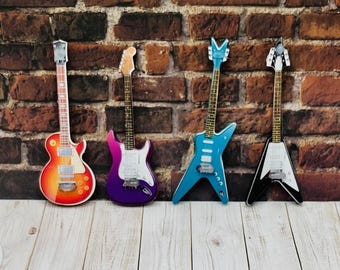 Guitarra en miniatura: Accesorio para escena musical de casa de muñecas